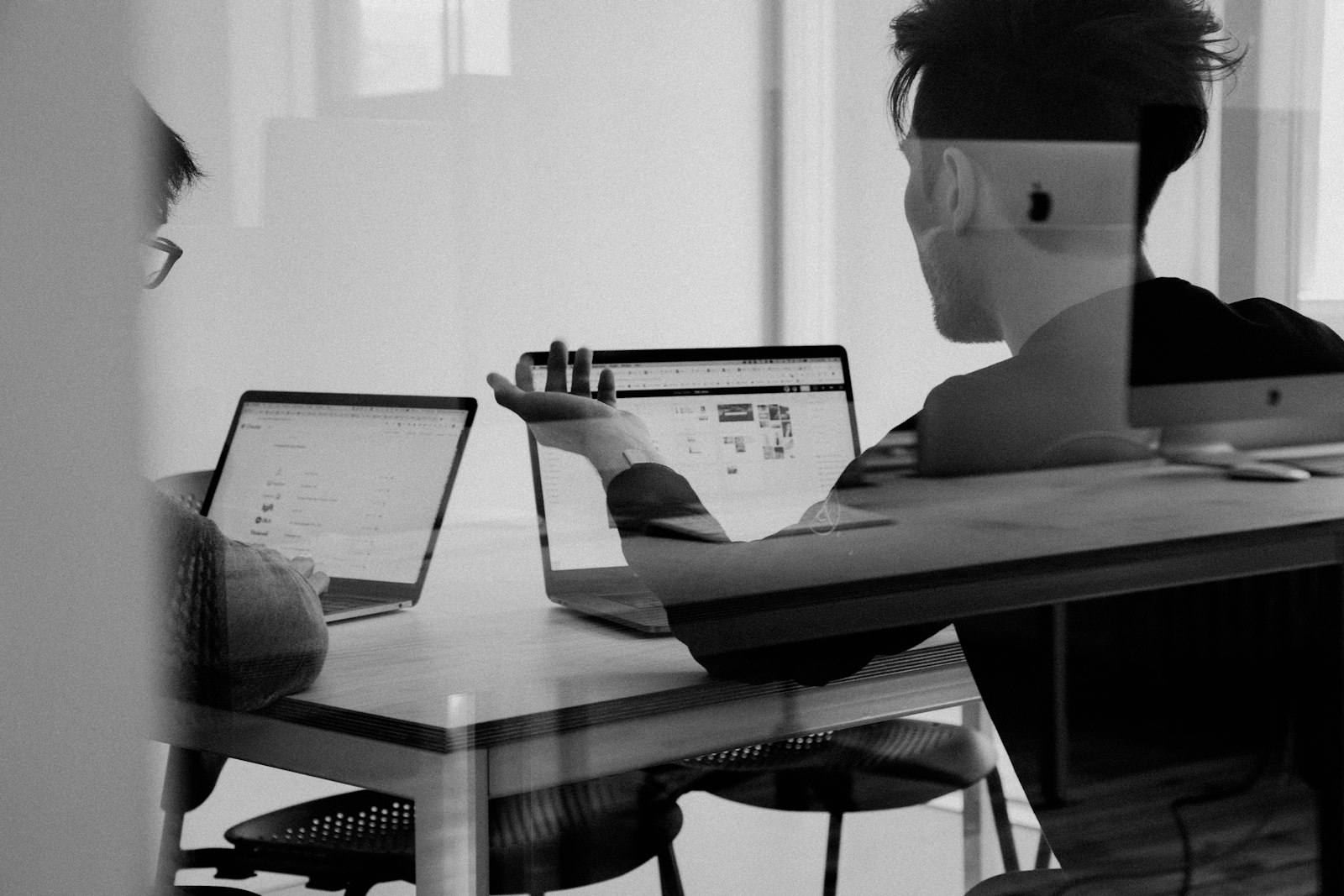 Equipo profesional de Cruz Digital colaborando en soluciones de software