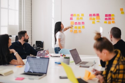 Reunión de equipo simbolizando el compromiso con el cliente