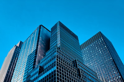 Edificio corporativo moderno representando integridad corporativa